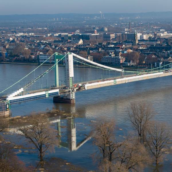 Die Mülheimer Brücke und der Rhein von oben fotografiert