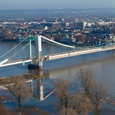 Die Mülheimer Brücke und der Rhein von oben fotografiert
