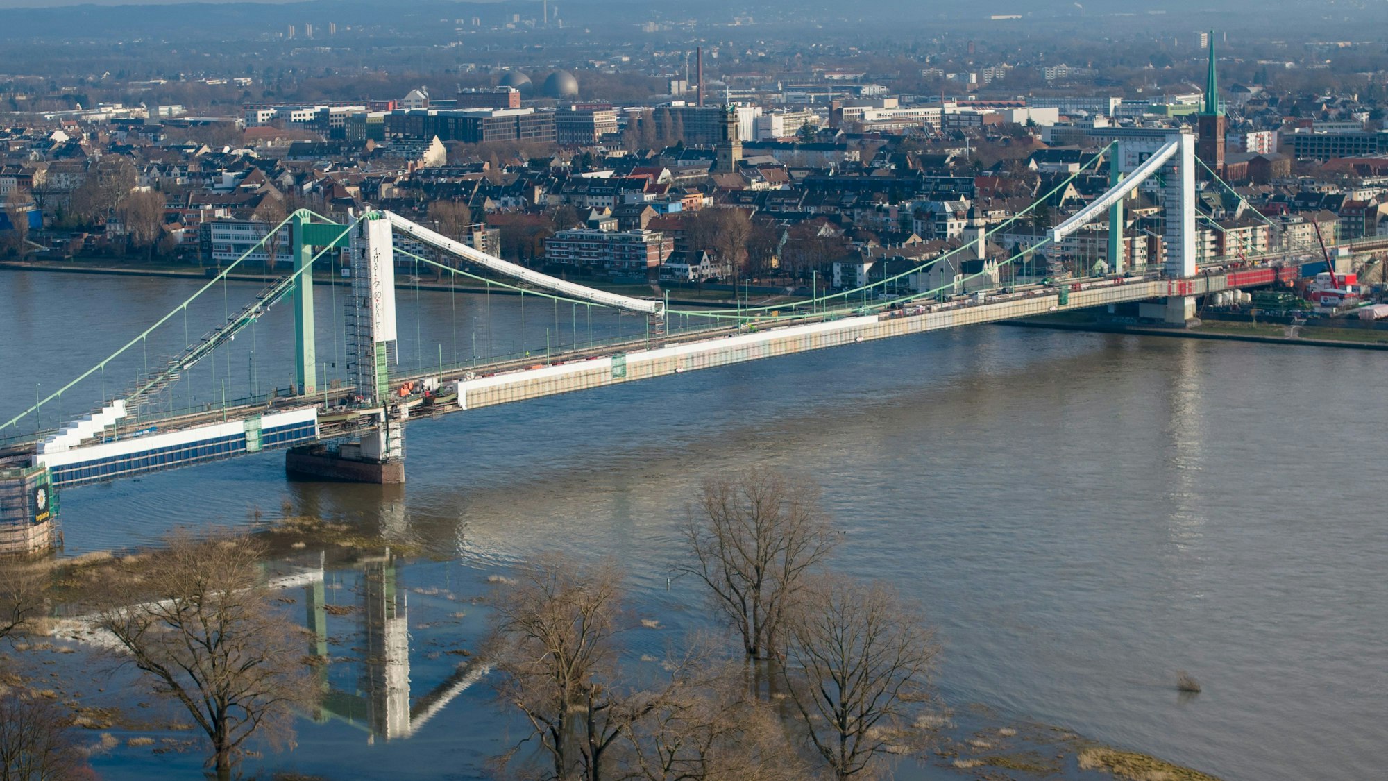 Die Mülheimer Brücke und der Rhein von oben fotografiert