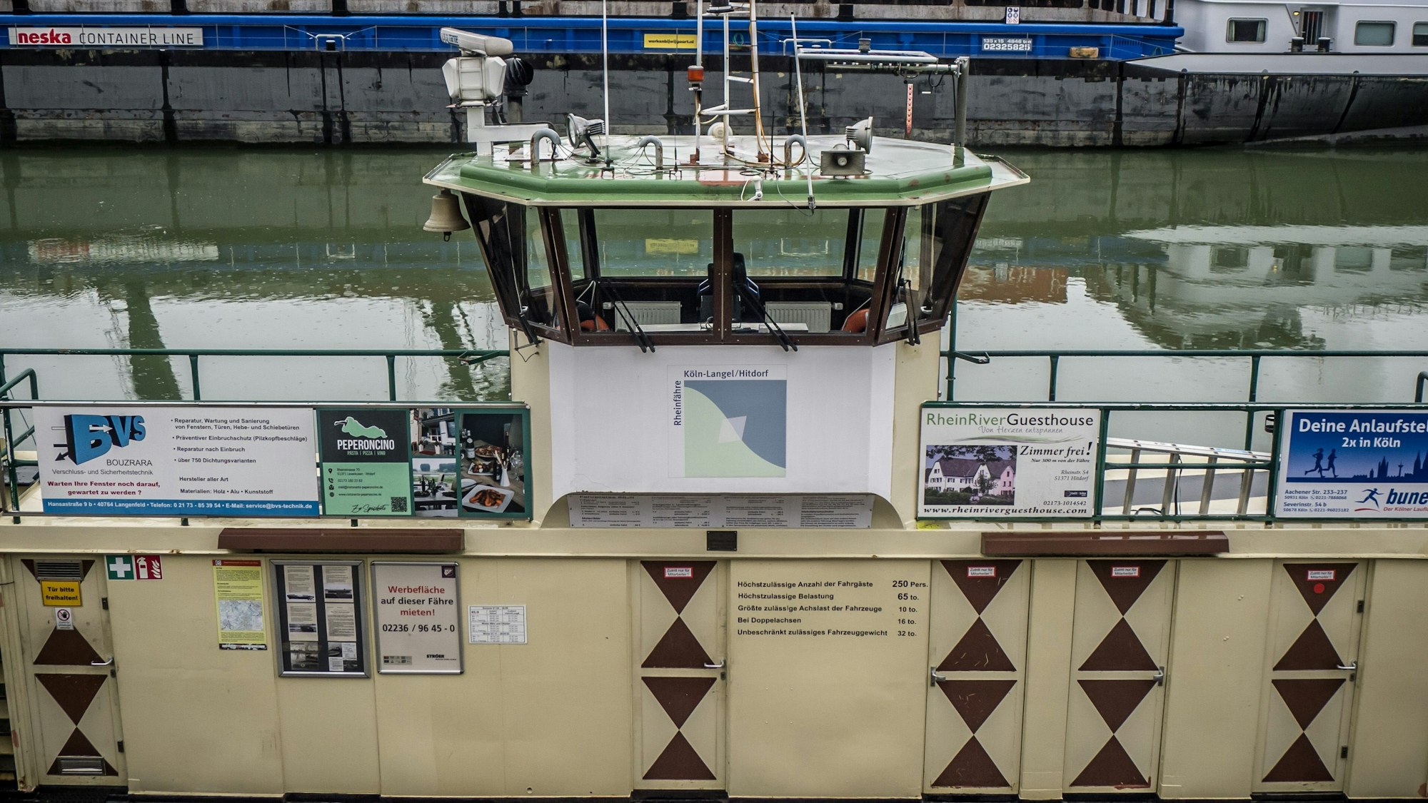 Die „Fritz Middelanis“ liegt im Niehler Hafen.