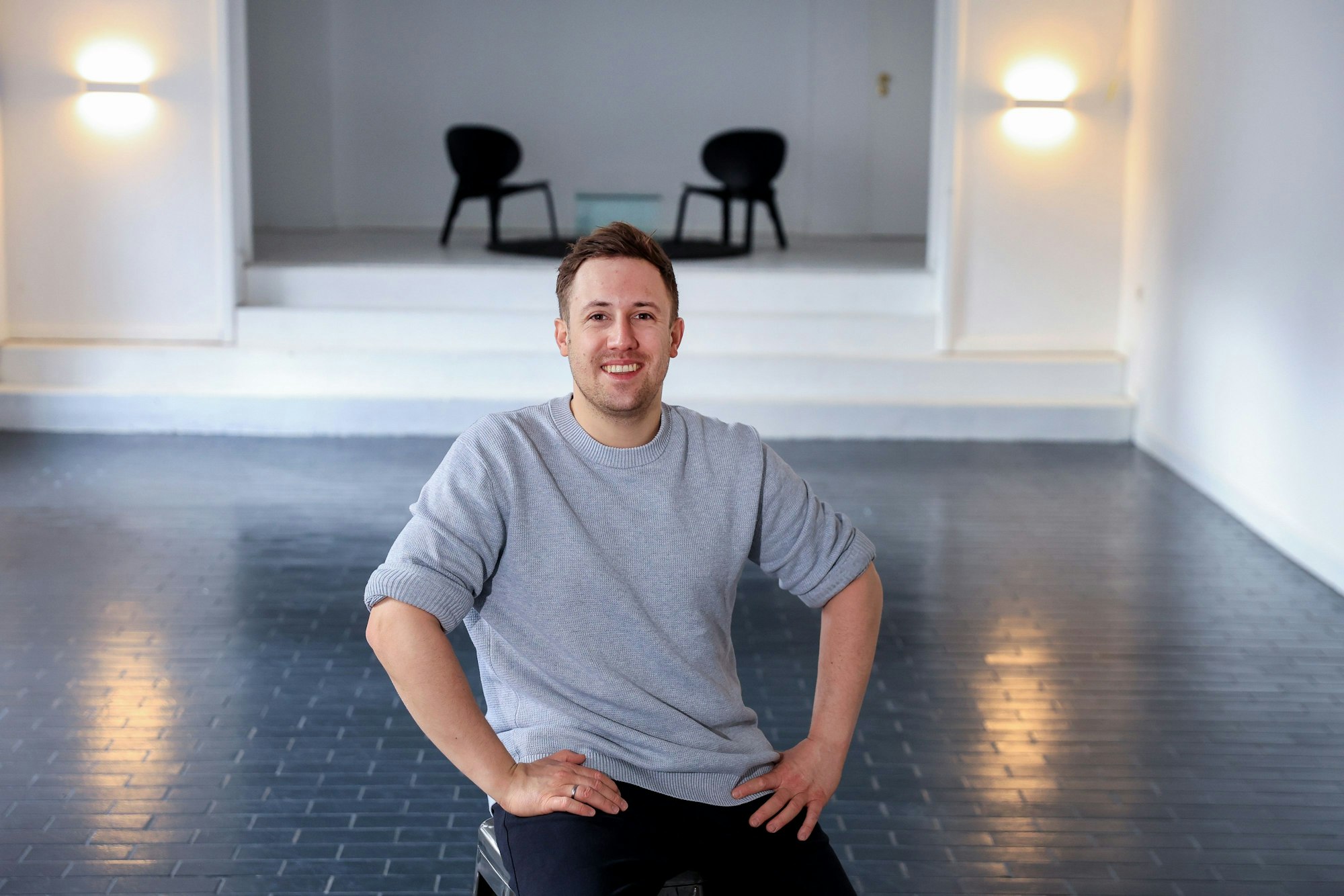 Hier gut zu sehen: Die Bühne des ehemaligen Pfarrsaals, die sich bestens für Lesungen oder ähnliche Events eignet.