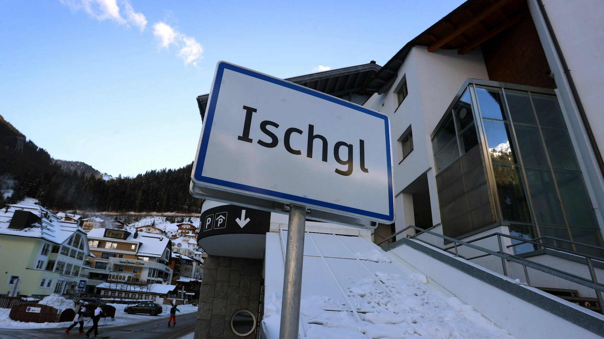 Ein Ortsschild von Ischgl steht nahe der Silvrettabahn.