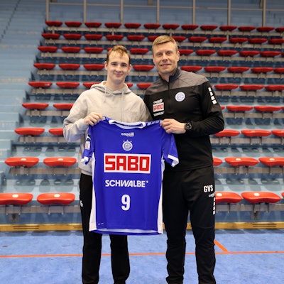 Foto von zwei Männern mit einem Handball-Trikot