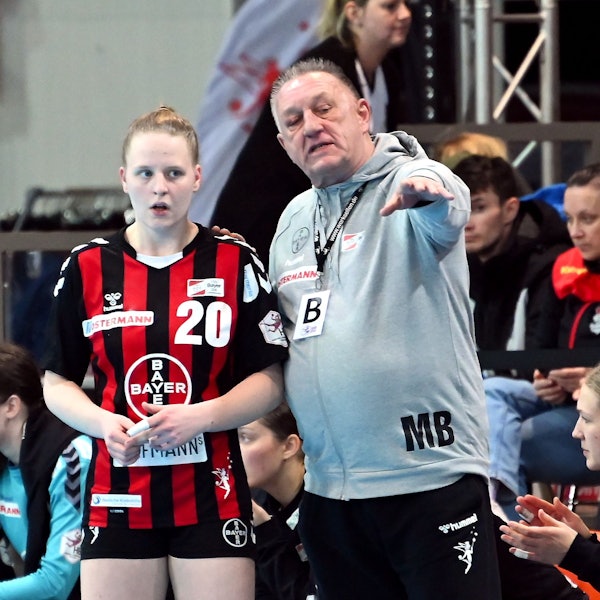 21.01.2024,Handball-Bayer Leverkusen-Metzingen
links: Pia Terfloth (Bayer)
rechts: TR: Michael Biegler (Bayer)
Foto: Uli Herhaus