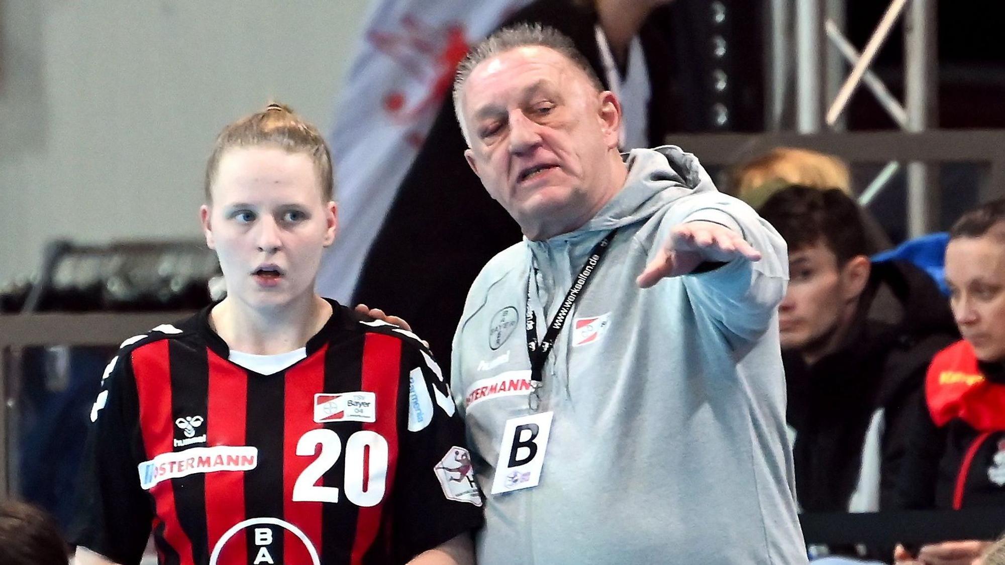 21.01.2024,Handball-Bayer Leverkusen-Metzingen
links: Pia Terfloth (Bayer)
rechts: TR: Michael Biegler (Bayer)
Foto: Uli Herhaus