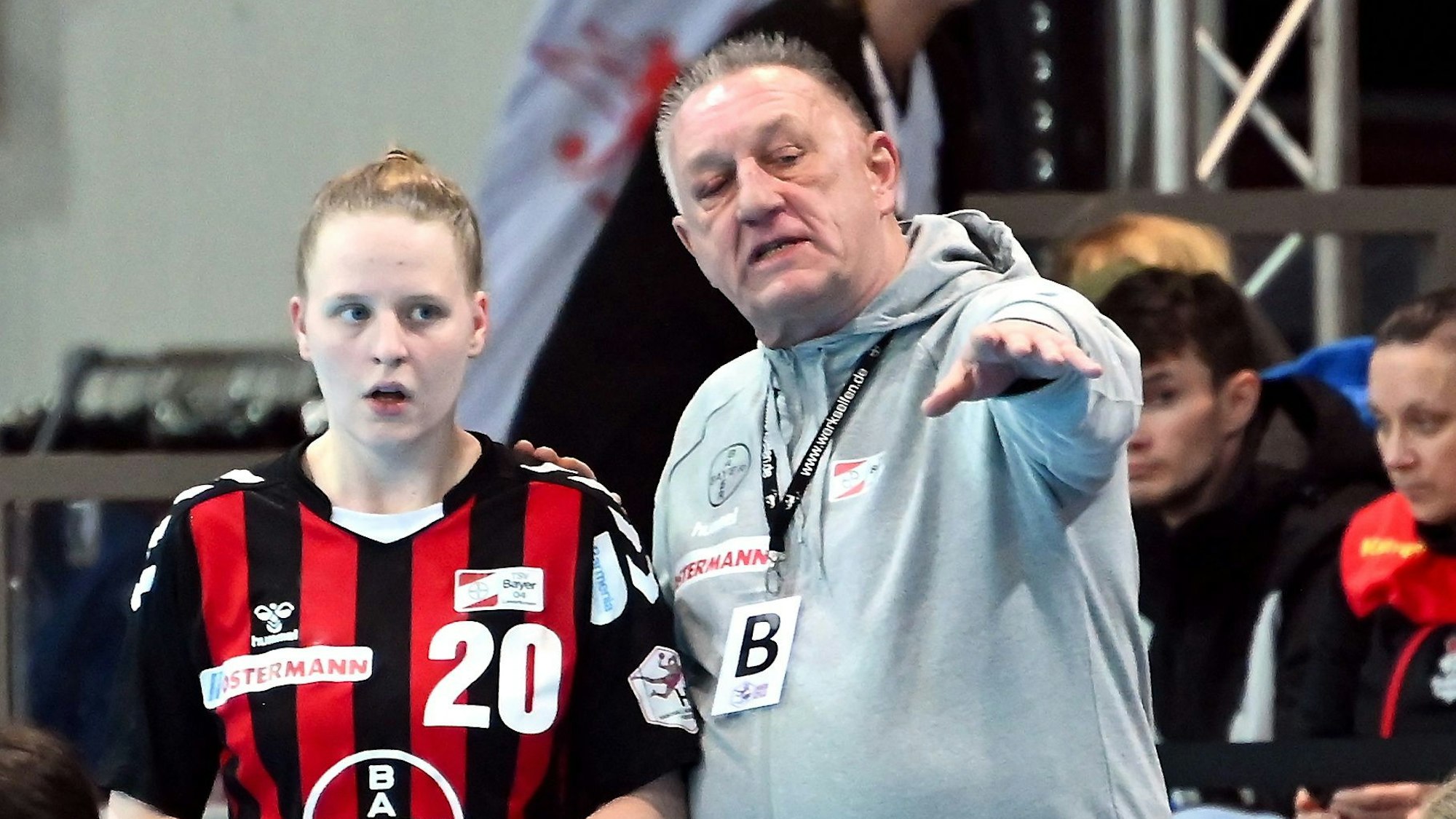 21.01.2024,Handball-Bayer Leverkusen-Metzingen
links: Pia Terfloth (Bayer)
rechts: TR: Michael Biegler (Bayer)
Foto: Uli Herhaus