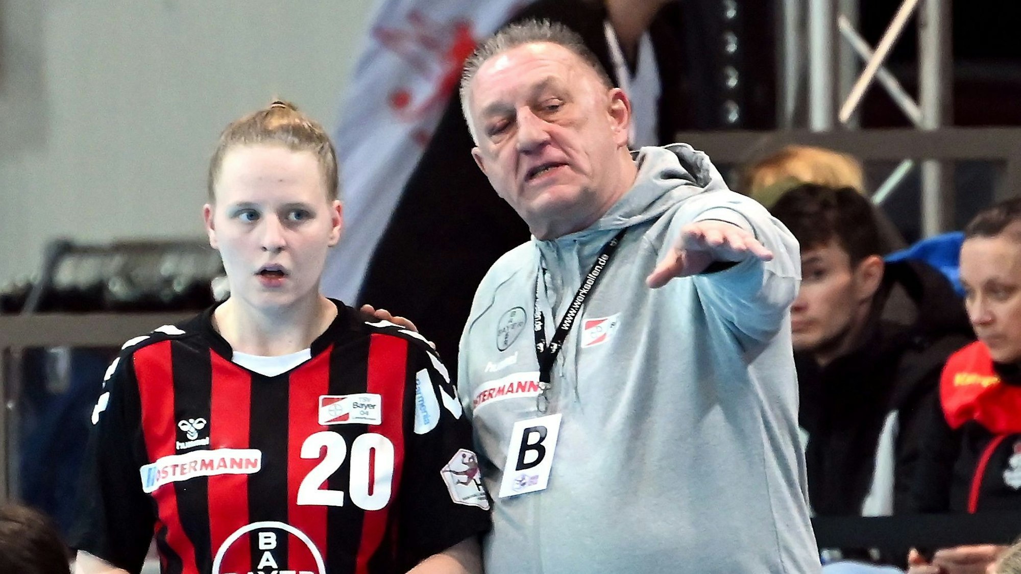 21.01.2024,Handball-Bayer Leverkusen-Metzingen
links: Pia Terfloth (Bayer)
rechts: TR: Michael Biegler (Bayer)
Foto: Uli Herhaus