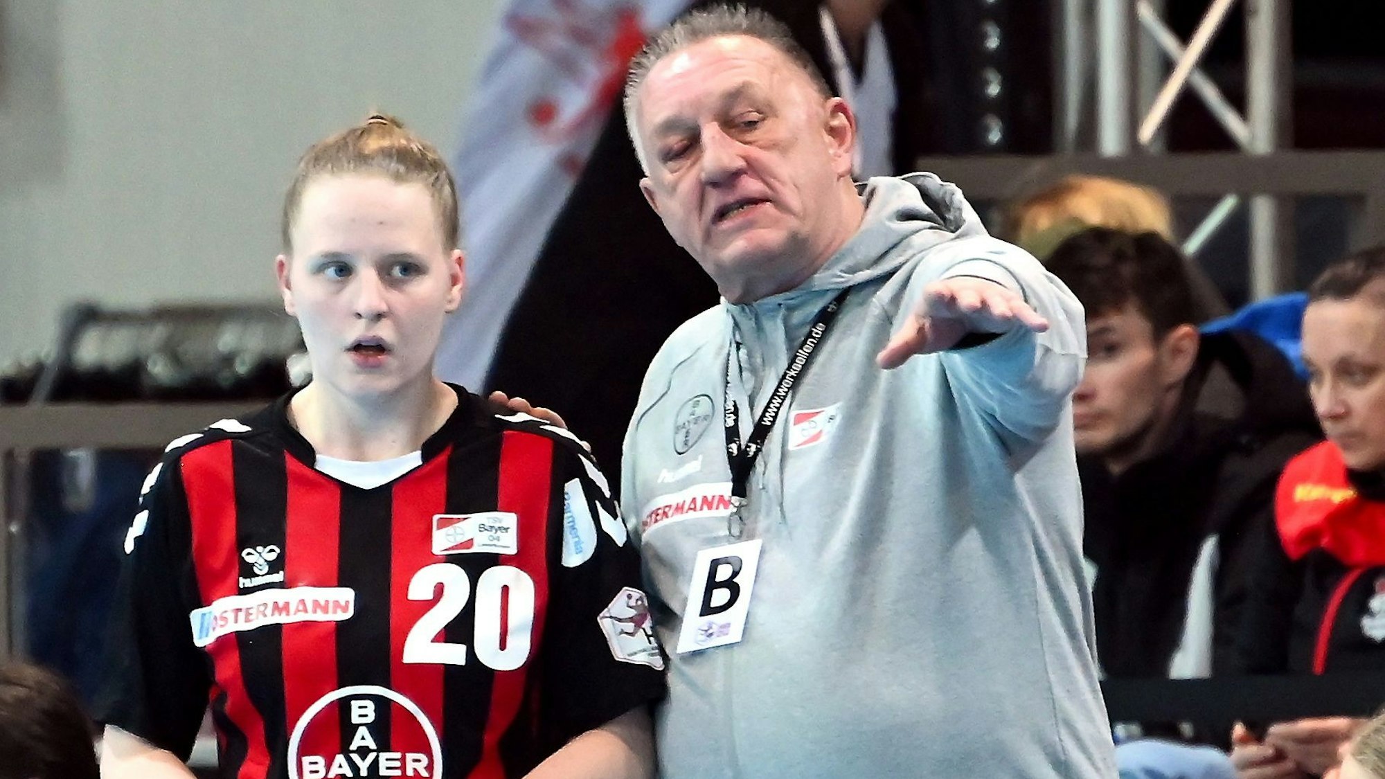 21.01.2024,Handball-Bayer Leverkusen-Metzingen
links: Pia Terfloth (Bayer)
rechts: TR: Michael Biegler (Bayer)
Foto: Uli Herhaus