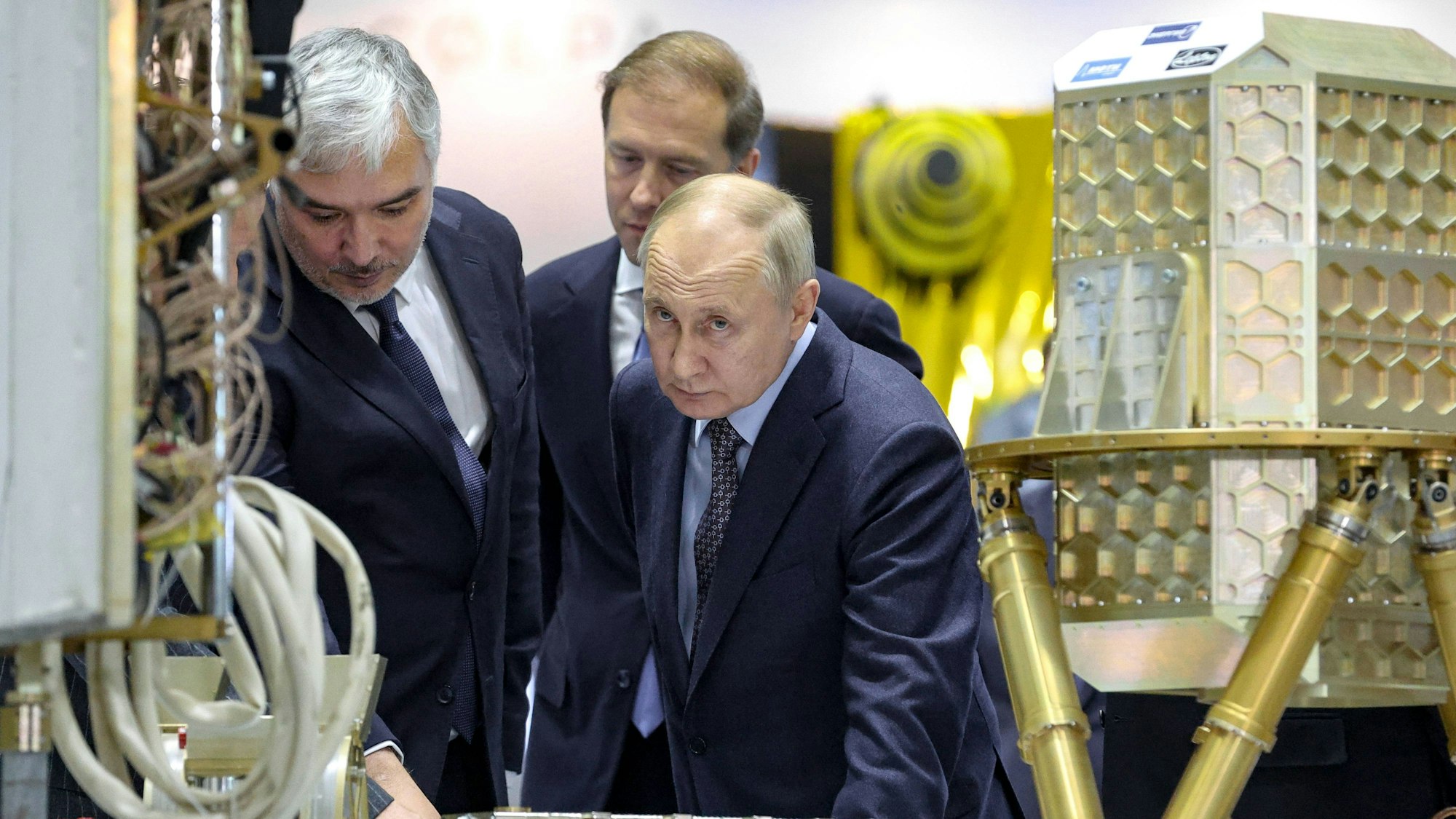 Russlands Präsident Wladimir Putin und Russlands Industrie- und Handelsminister Denis Manturow besuchen eine Raumfahrtfabrik in Koroljow.