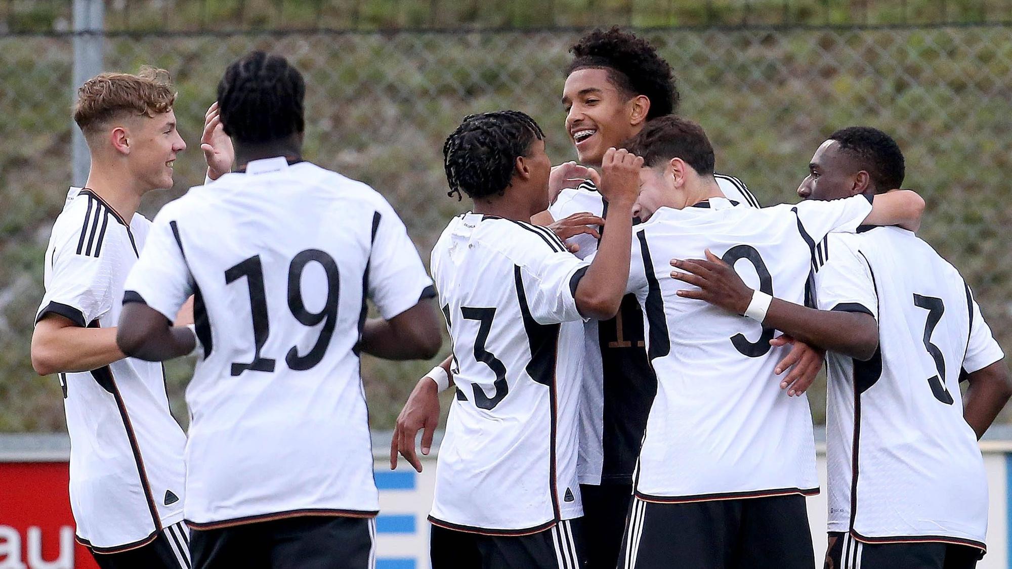 Torjubel 2:0 Deutschland, Torschütze Francis Onyeka mitte, GER . Fussball: Länderspiel, EM-Qualifikation für Zypern 2024. Deutschland vs Liechtenstein, Deutschland: Saison 23/24: U17, U 17 Nationalmannschaft, 15.10.2023. *** Goal celebration 2 0 Germany, goal scorer Francis Onyeka center, GER sports football international match, European Championship qualification for Cyprus 2024 Germany vs Liechtenstein, Germany season 23 24 U17 national team, 15 10 2023