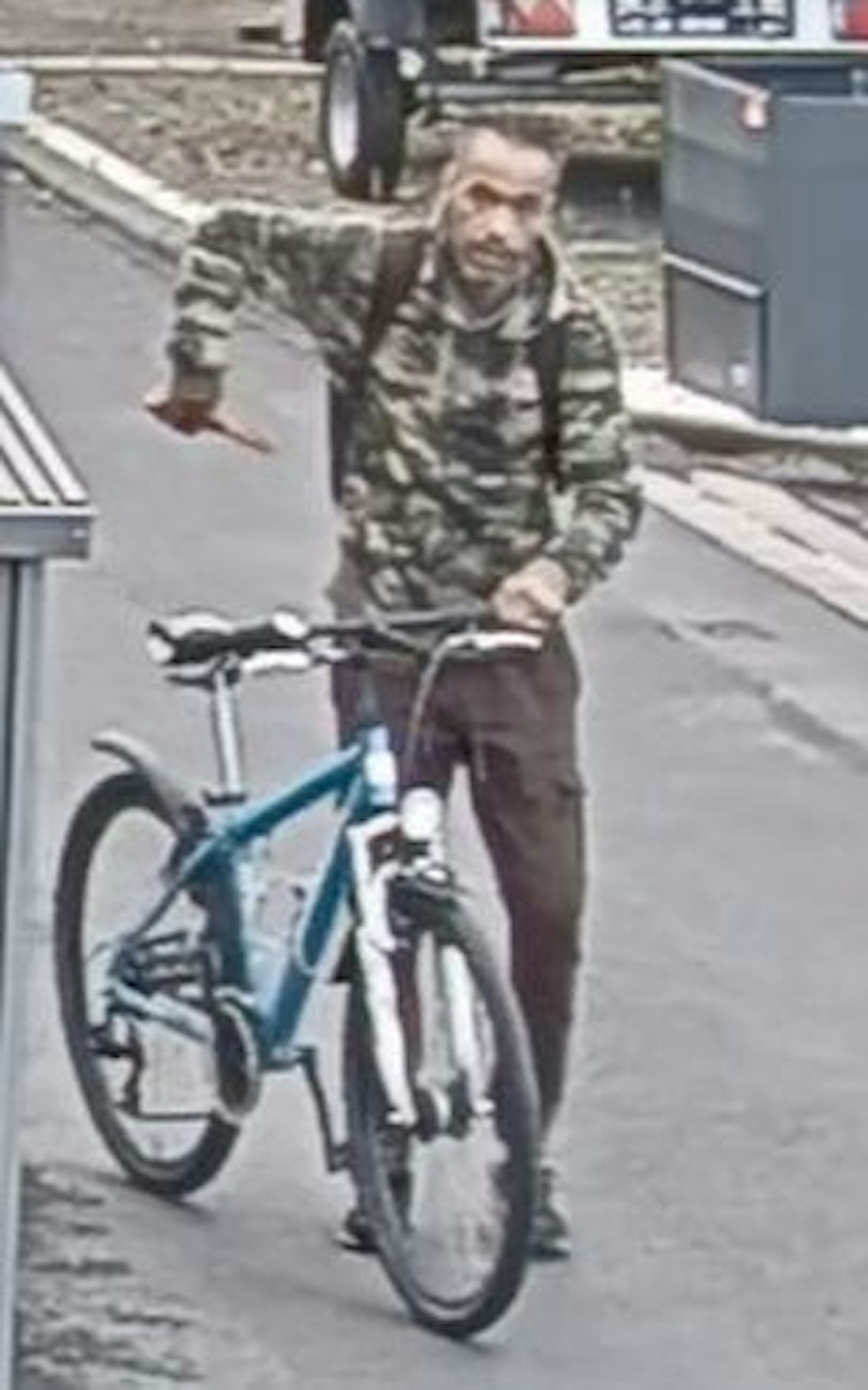 Die Aufnahme der Überwachungskamera zeigt den tatverdächtigen Mann in Bonn mit einem Fahrrad