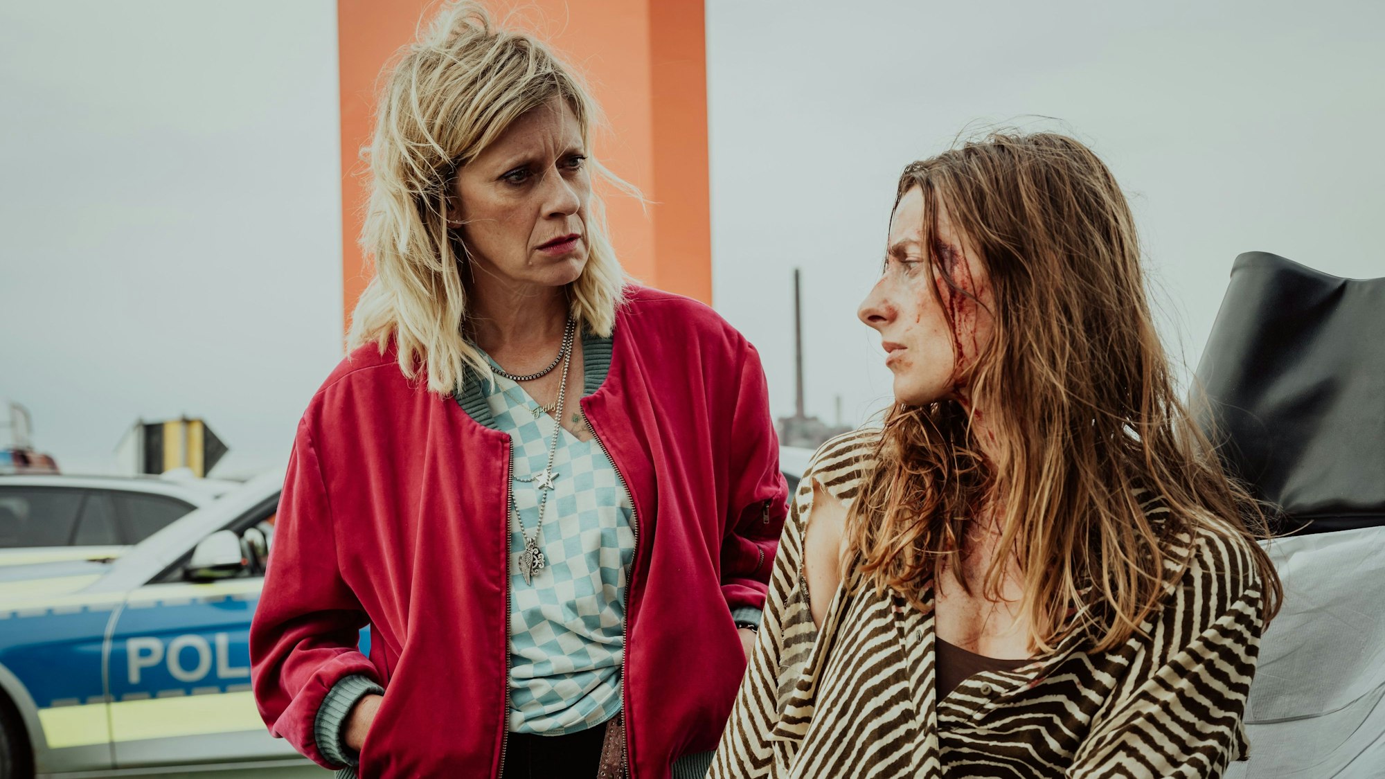 Cornelia Conny Majewski (Caroline Peters, l.) tröstet die gerettete Geisel Theresa Kampwirth (Antje Hamer, r.).