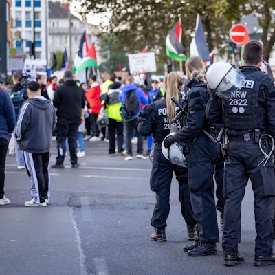 Polizisten sind bei einer pro-palästinensischen Demonstration im Einsatz.