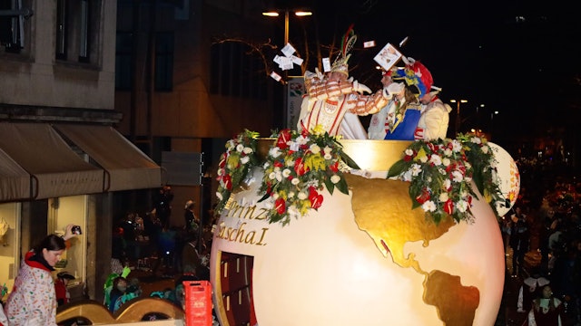 Prinz Sascha auf seinem Wagen.