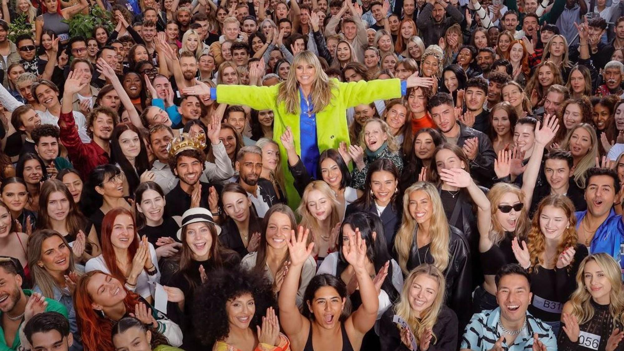 Die erste Folge von Germany's Next Topmodel 2024 startet mit einem großen Casting in Berlin. 10.000 Menschen kamen für ihren großen Traum.