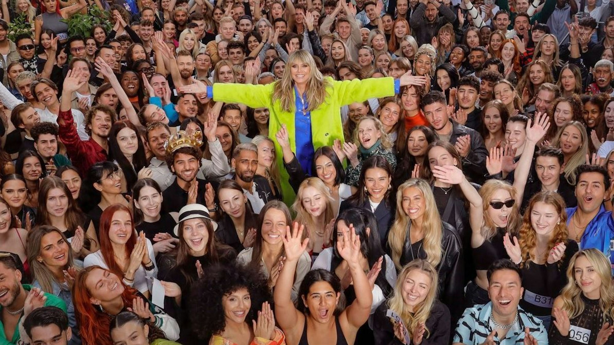 Die erste Folge von Germany's Next Topmodel 2024 startet mit einem großen Casting in Berlin. 10.000 Menschen kamen für ihren großen Traum.