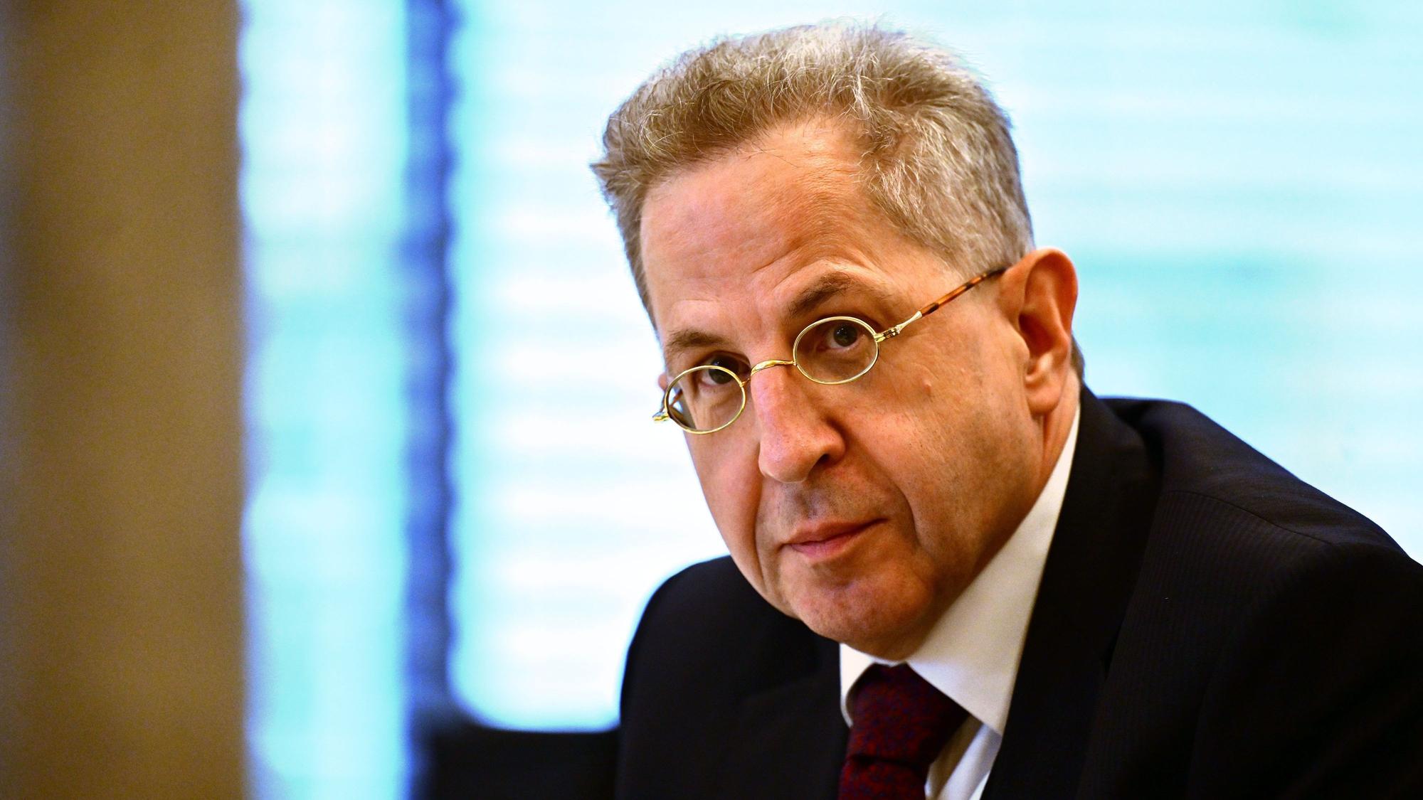 Hans-Georg Maaßen, ehemaliger Verfassungsschutz-Chef, sitzt als Zeuge in einem Untersuchungsausschuss des Thüringer Landtags.