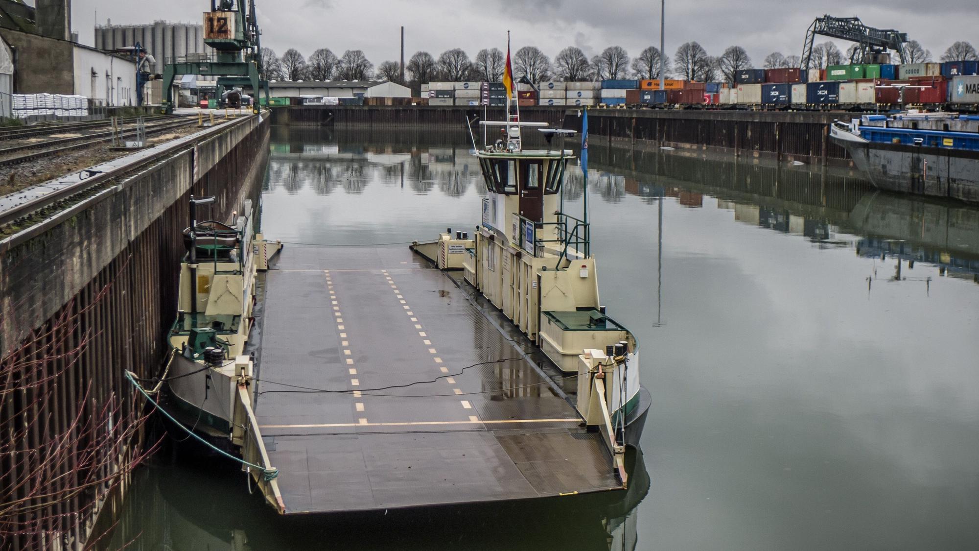 Die Hitdorfer Fähre Fritz Middelanis im Hafen in Köln-Niehl