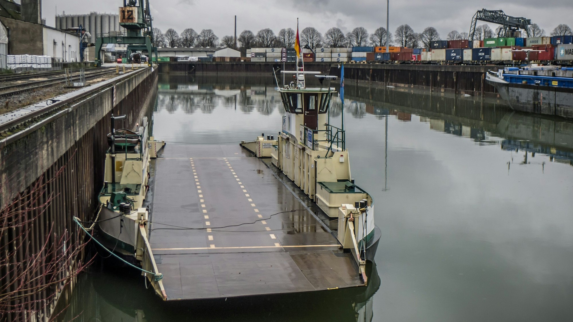 Die Hitdorfer Fähre Fritz Middelanis im Hafen in Köln-Niehl