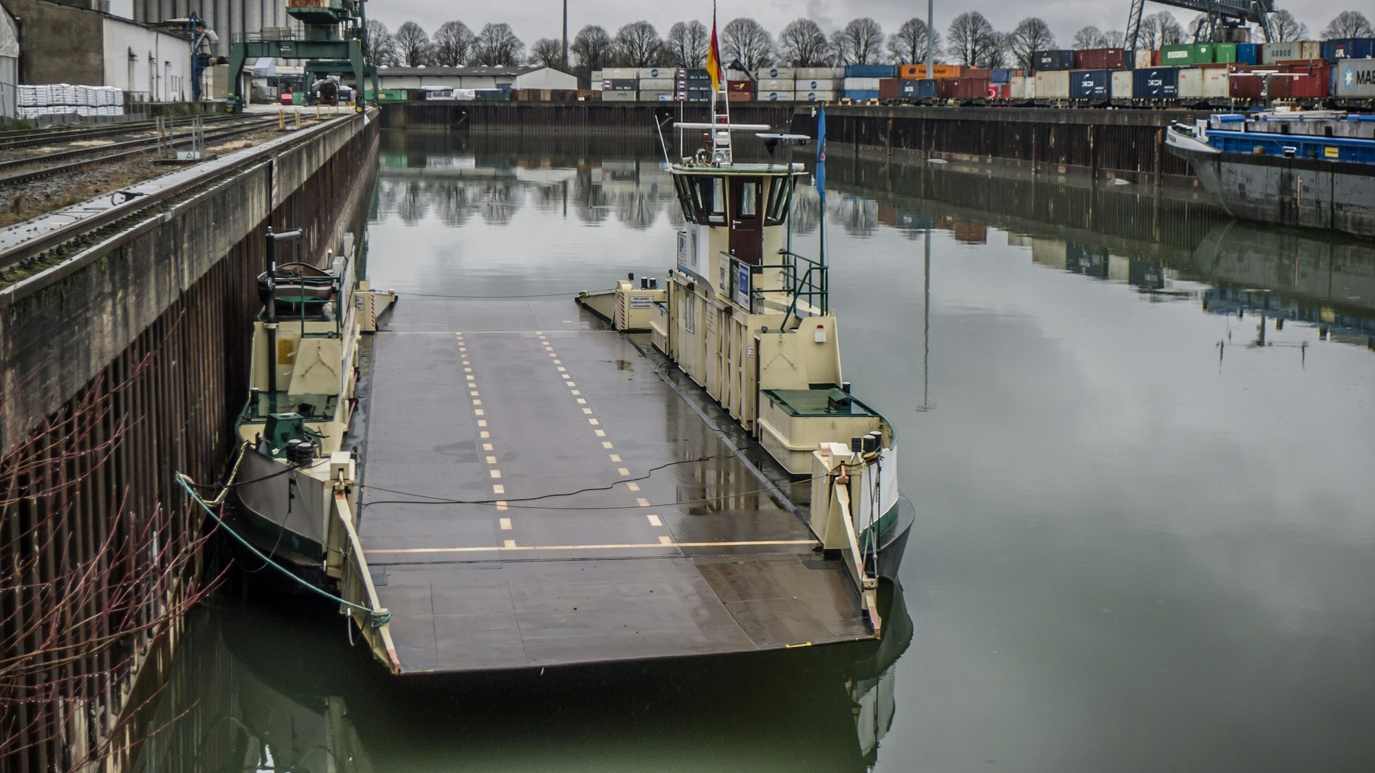 Die Fähre liegt jetzt im Hafen von Köln-Niehl.