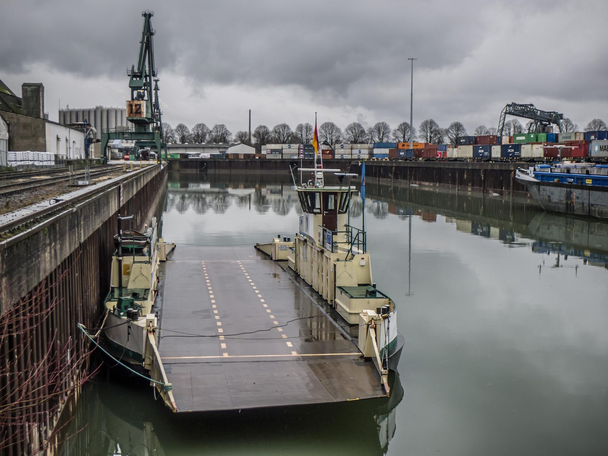 Die Hitdorfer Fähre Fritz Middelanis im Hafen in Köln-Niehl.