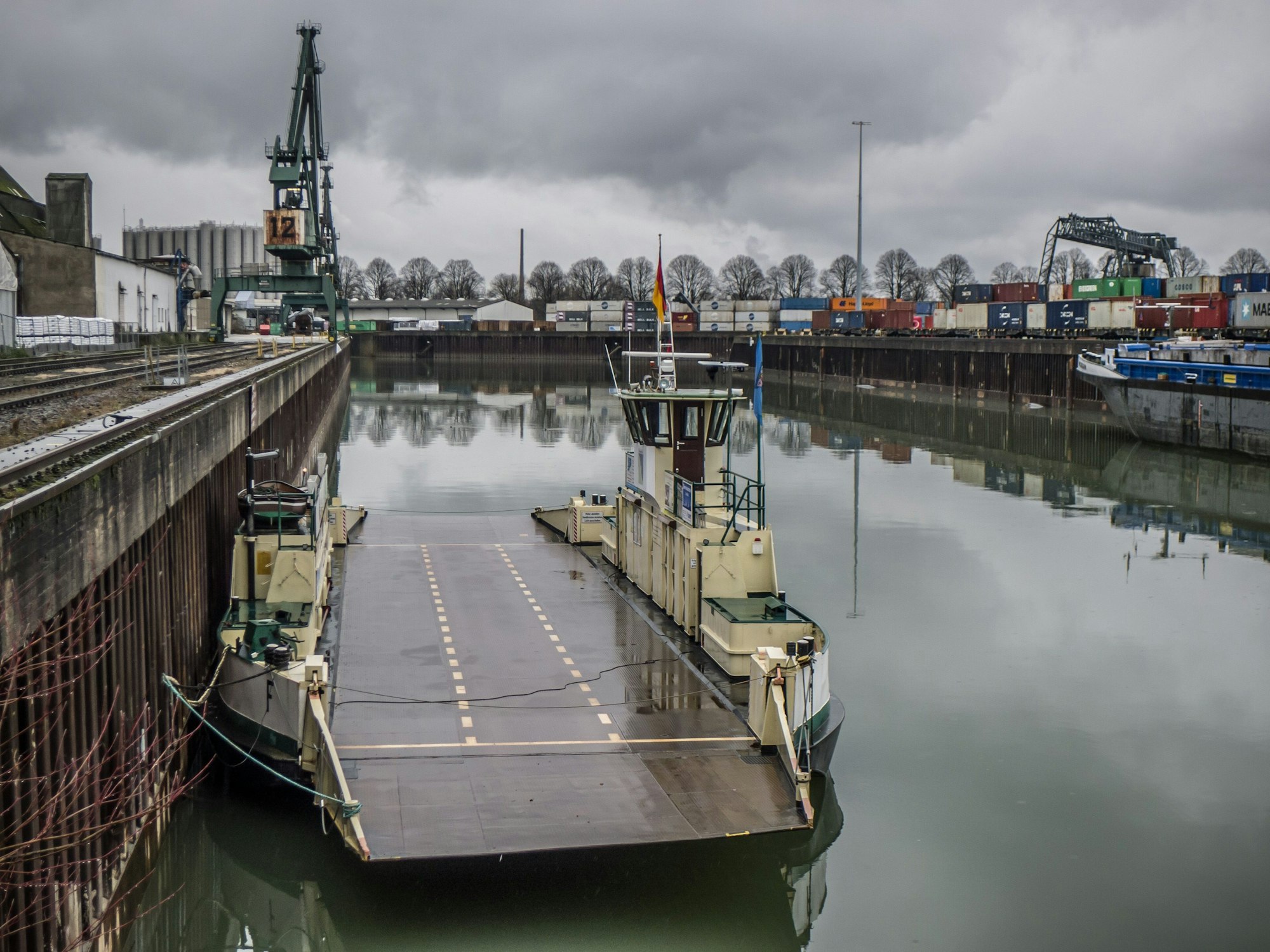 Die Hitdorfer Fähre Fritz Middelanis im Hafen in Köln-Niehl.