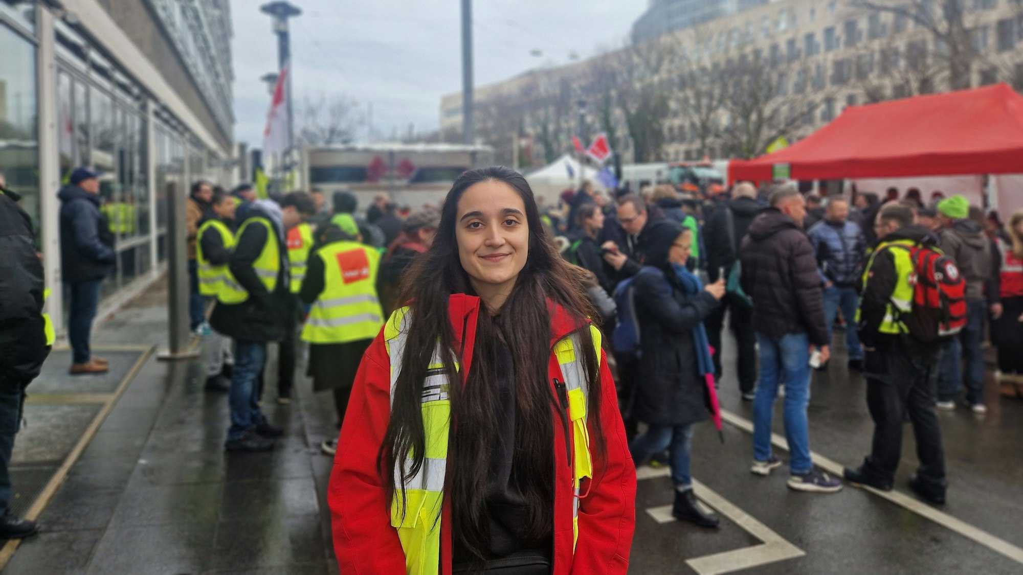 Bertül Dietz steht in einer gelben Warnweste vor streikenden Menschen