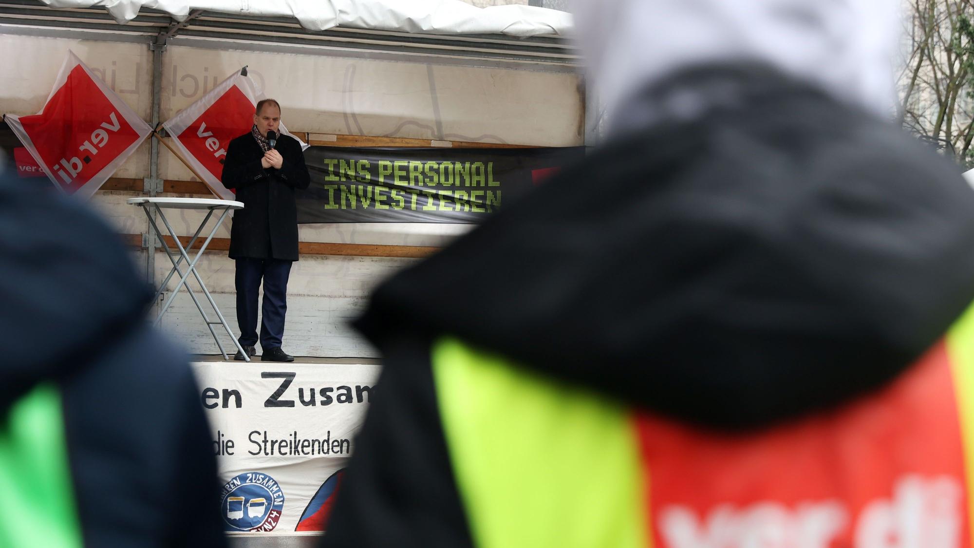 15.02.2024
Köln:
Verdi ruft zum bundesweiten Warnstreik auf - Bus- und Bahnfahrten der KVB betroffen.
Streikversammlung auf der Scheidweilerstr.
Andreas Schackert
Foto: Martina Goyert
