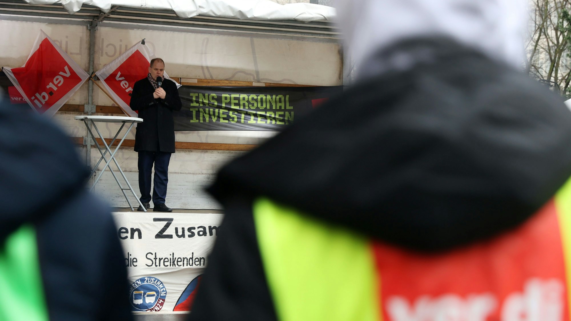 15.02.2024
Köln:
Verdi ruft zum bundesweiten Warnstreik auf - Bus- und Bahnfahrten der KVB betroffen.
Streikversammlung auf der Scheidweilerstr.
Andreas Schackert
Foto: Martina Goyert