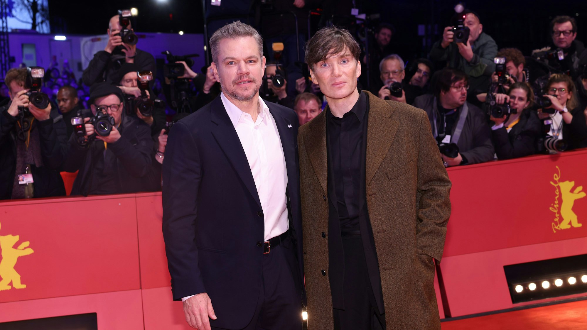 Matt Damon (l), Produzent, und Cillian Murphy, Schauspieler, gehen am Eröffnungsabend der Berlinale über den Roten Teppich.