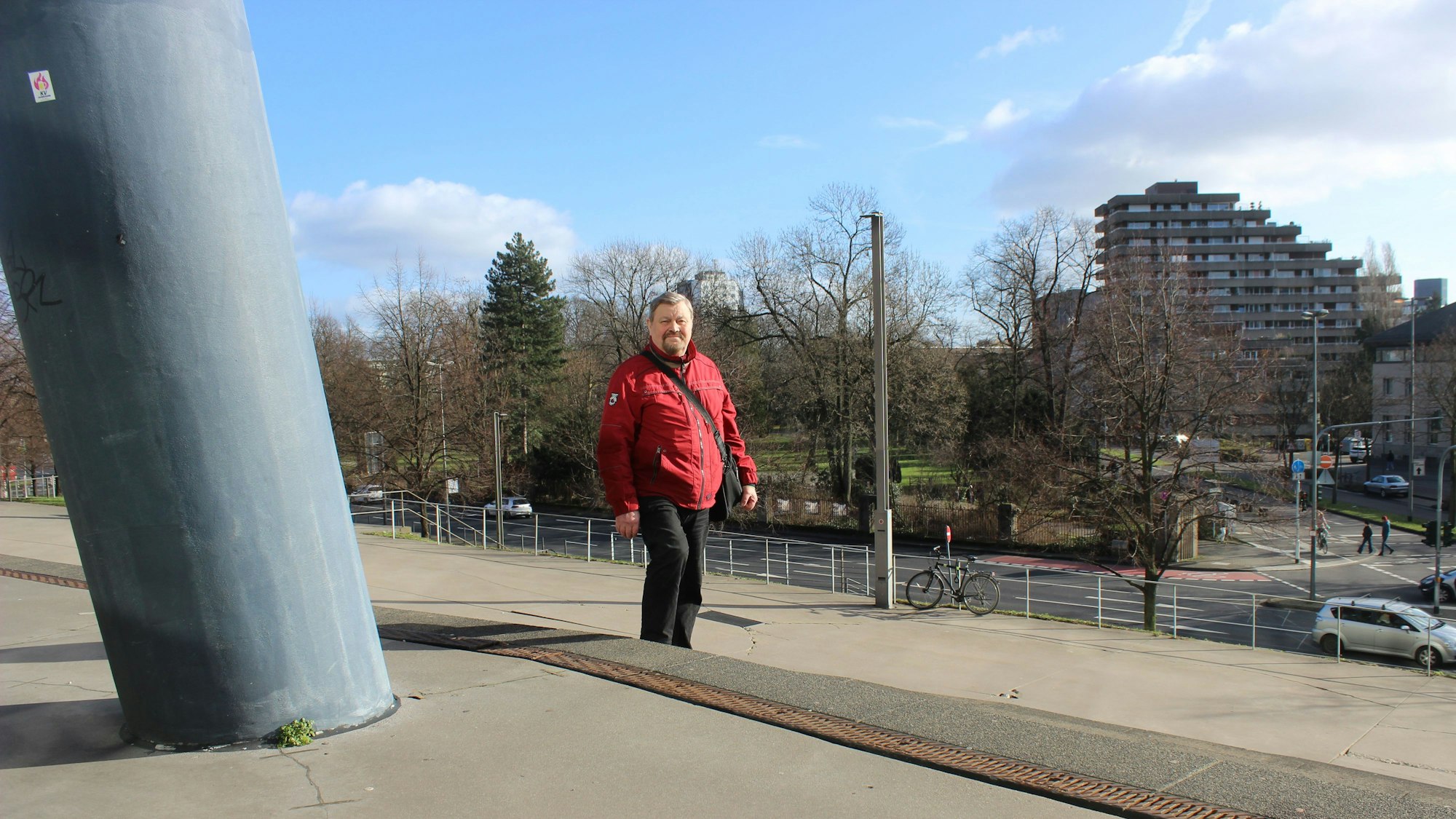 Josef Werker auf den Stufen zur Lanxess-Arena, dort, wo früher das Haus seiner Eltern stand.