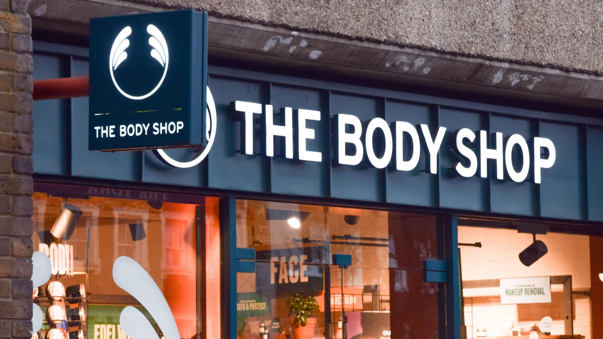 Licht leuchtet in einer Body Shop-Filiale im Zentrum Londons.