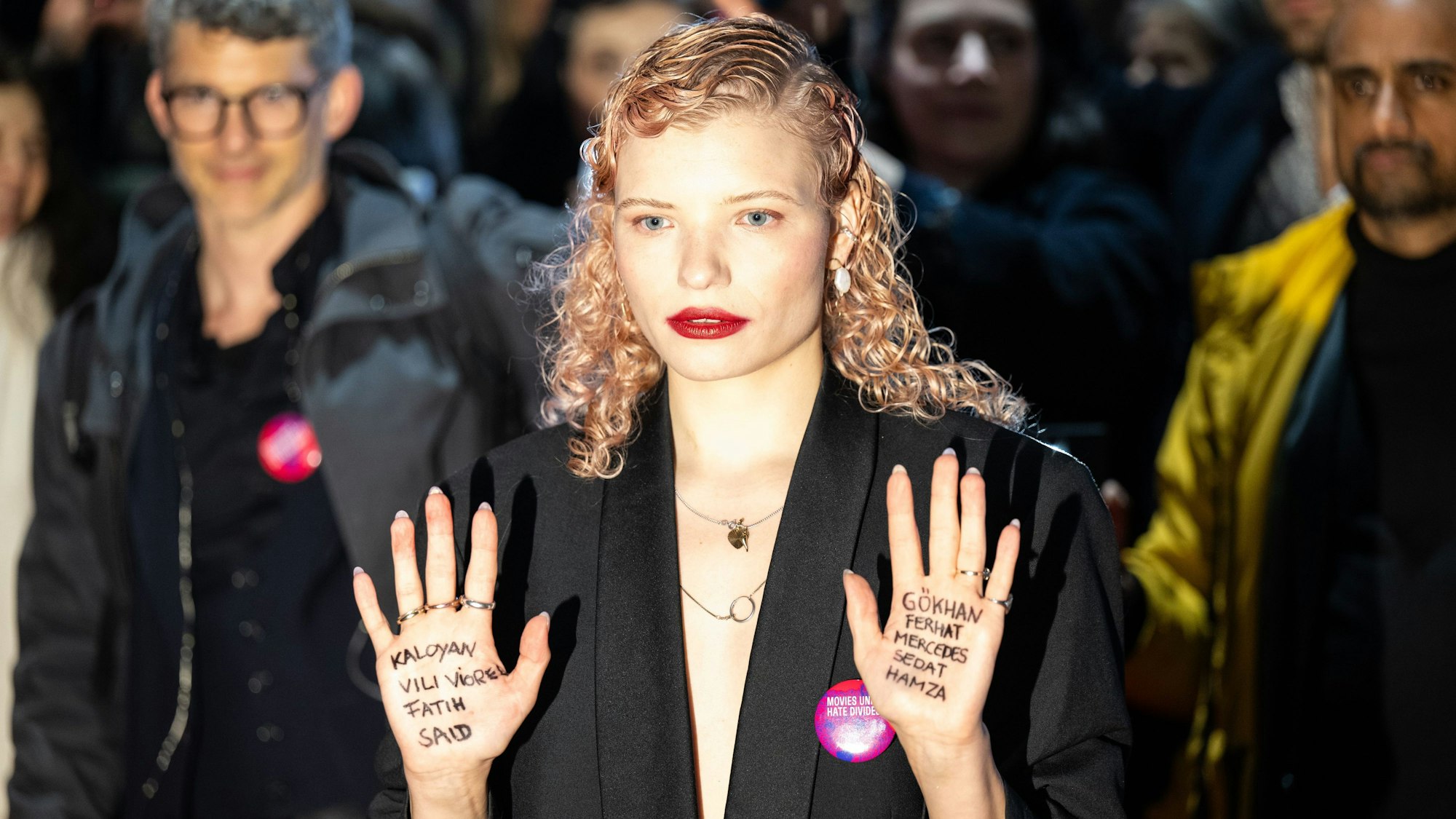 Luisa-Céline Gaffron hat sich die Namen der Opfer des rechtsextremen Terroranschlags von Hanau beim Eröffnungsabend der Berlinale auf die Hände geschrieben.