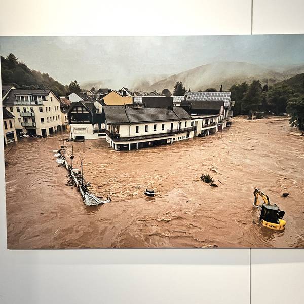 Häuser stehen im Wasser am Zusammenfluss von Olef und Urft.