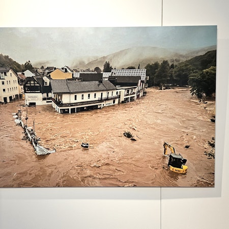 Häuser stehen im Wasser am Zusammenfluss von Olef und Urft.