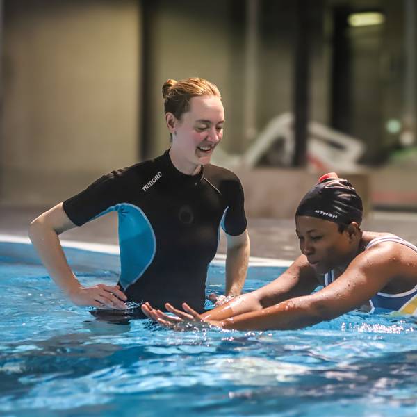 Trainerin Meghan Wagner mit einer Teilnehmerin des Anfängerschwimmkurses im Hallenbad Wiembachtal.