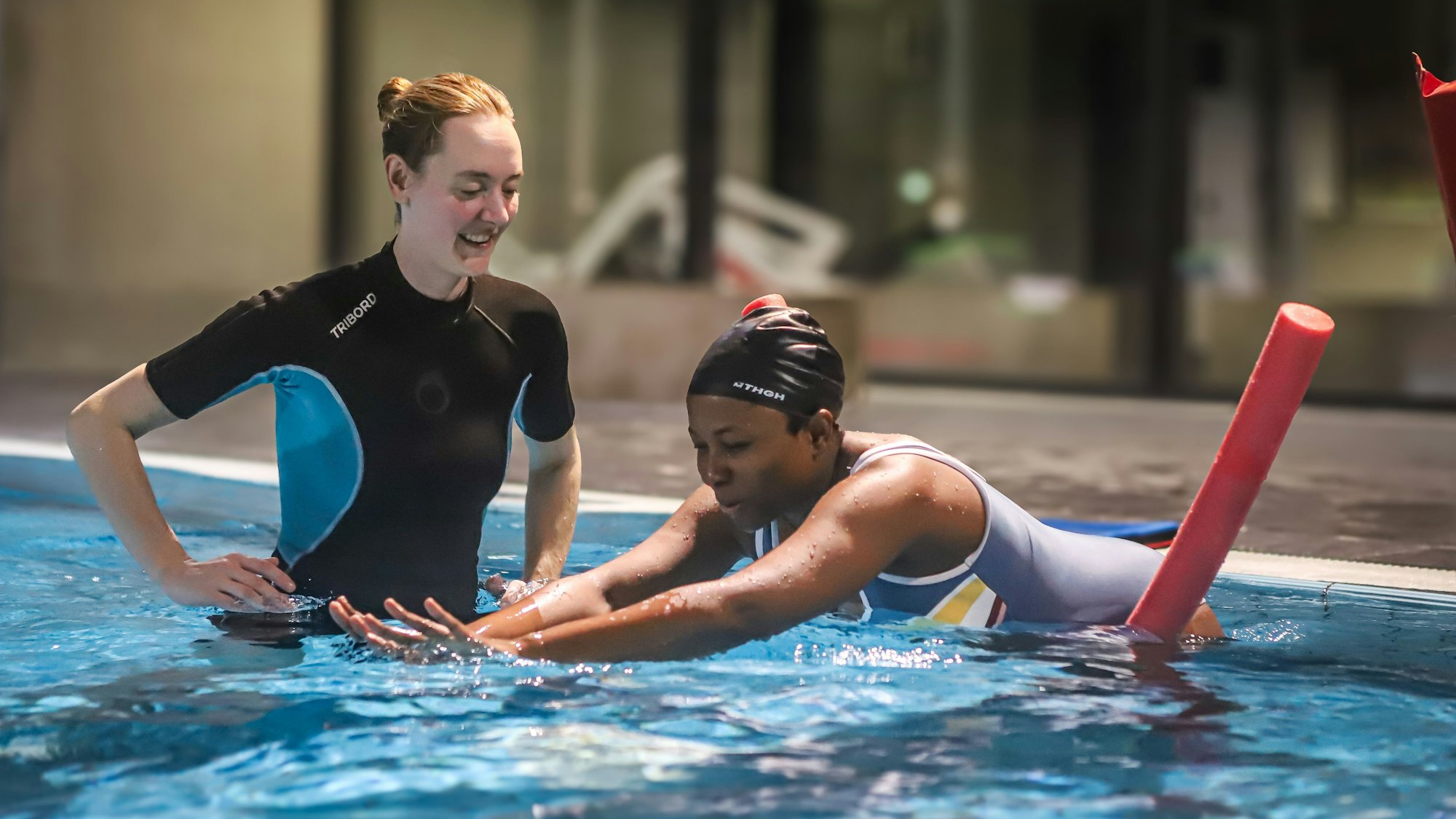 Trainerin Meghan Wagner mit einer Teilnehmerin des Anfängerschwimmkurses im Hallenbad Wiembachtal.