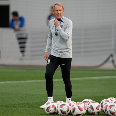 Jürgen Klinsmann, Cheftrainer von Südkorea, spricht zu seinen Spielern während einer Trainingseinheit.
