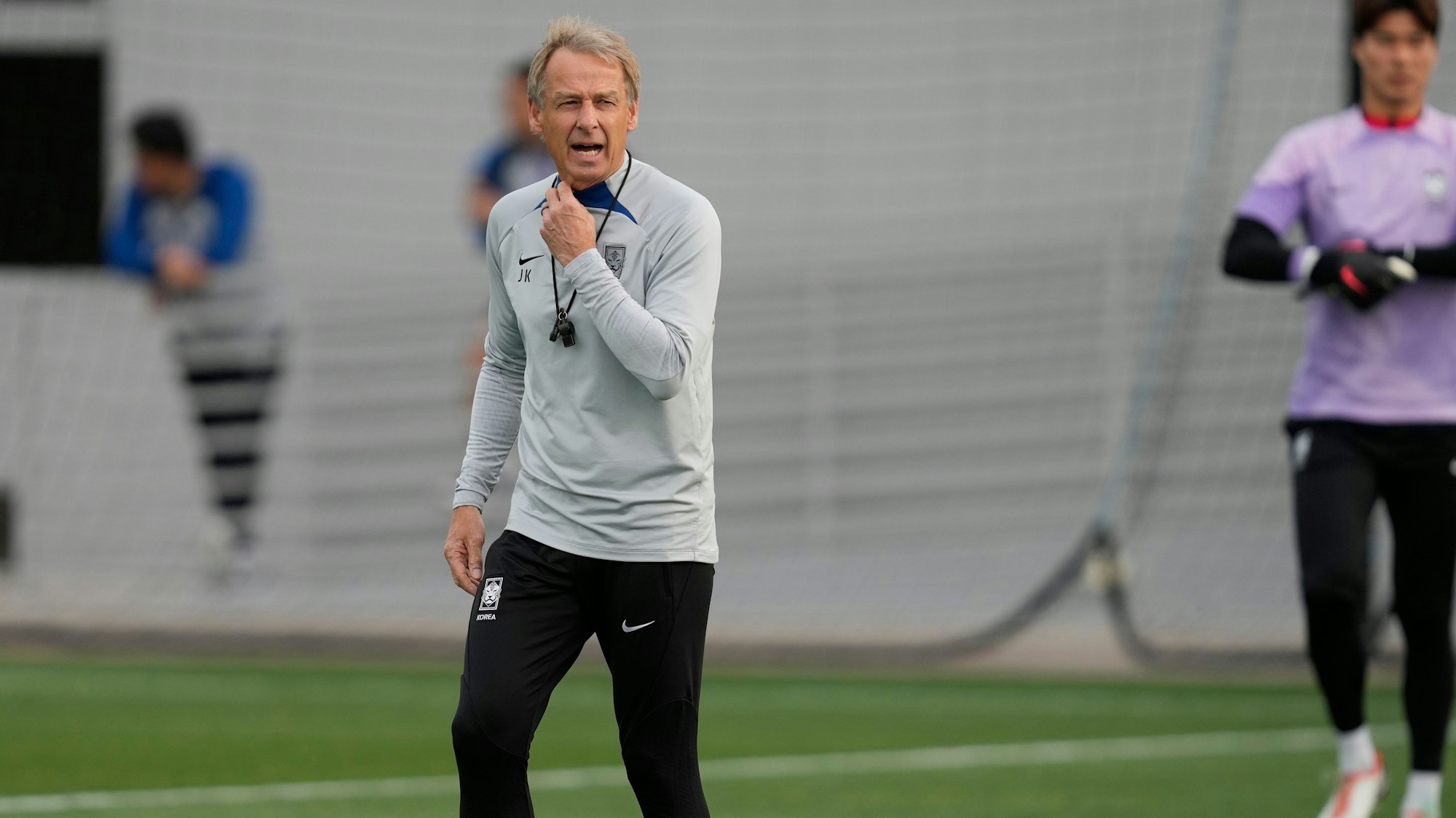 Jürgen Klinsmann, Cheftrainer von Südkorea, spricht zu seinen Spielern während einer Trainingseinheit.