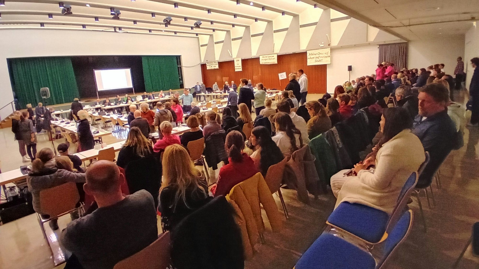 Voll besetzte Plätze im Zuschauerbereich der Wiehltalhalle.