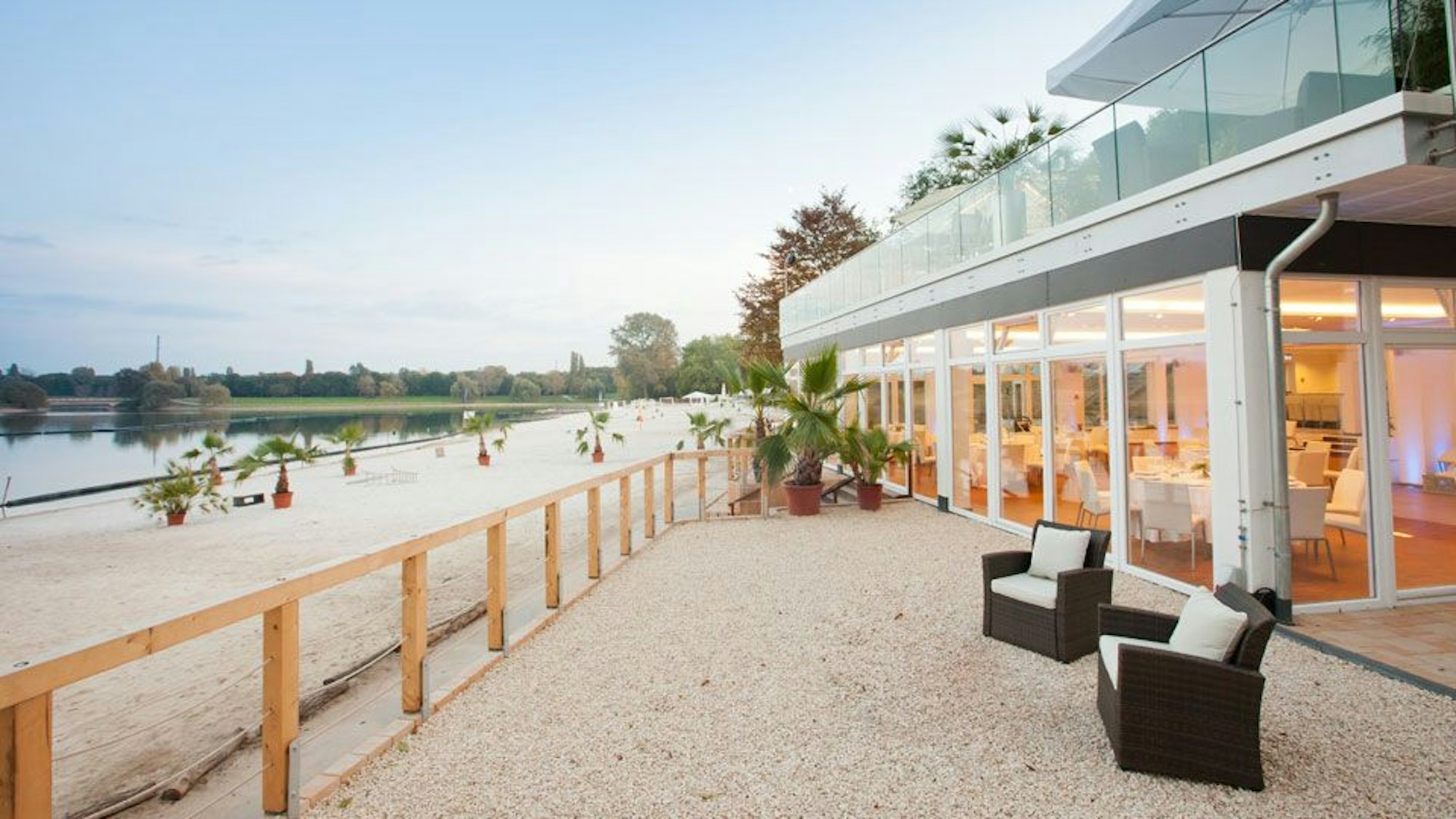 Die Terrasse des See-Pavillons am Fühlinger See