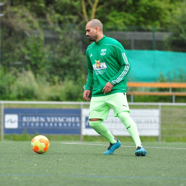 Zu sehen ist Taner Yalcin auf dem Fußballplatz.