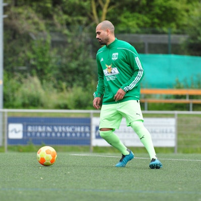 Zu sehen ist Taner Yalcin auf dem Fußballplatz.