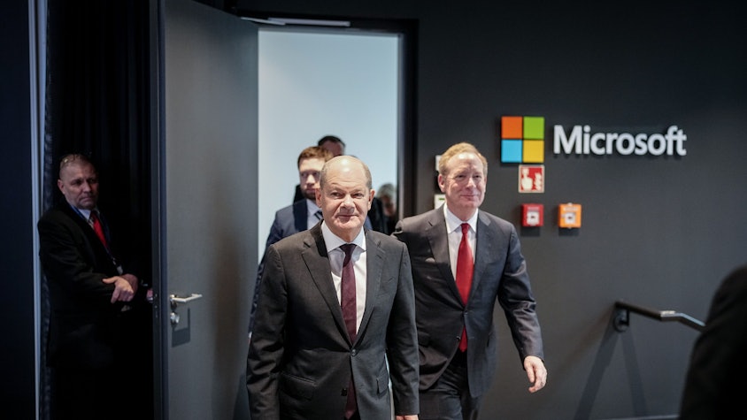 Bundeskanzler Olaf Scholz (SPD) und Microsoft-Präsident Brad Smith (rechts) am Donnerstag in Berlin.