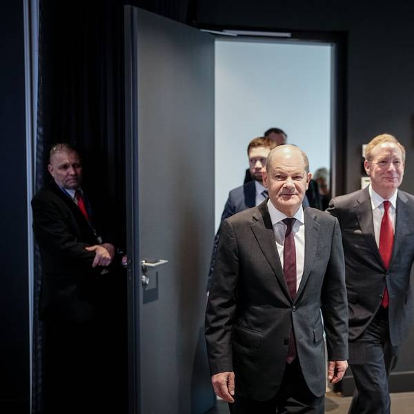 Bundeskanzler Olaf Scholz (SPD) und Microsoft-Präsident Brad Smith (rechts) am Donnerstag in Berlin.