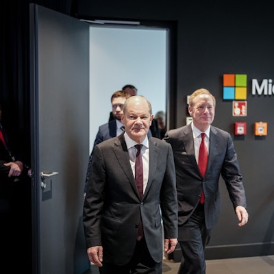 Bundeskanzler Olaf Scholz (SPD) und Microsoft-Präsident Brad Smith (rechts) am Donnerstag in Berlin.