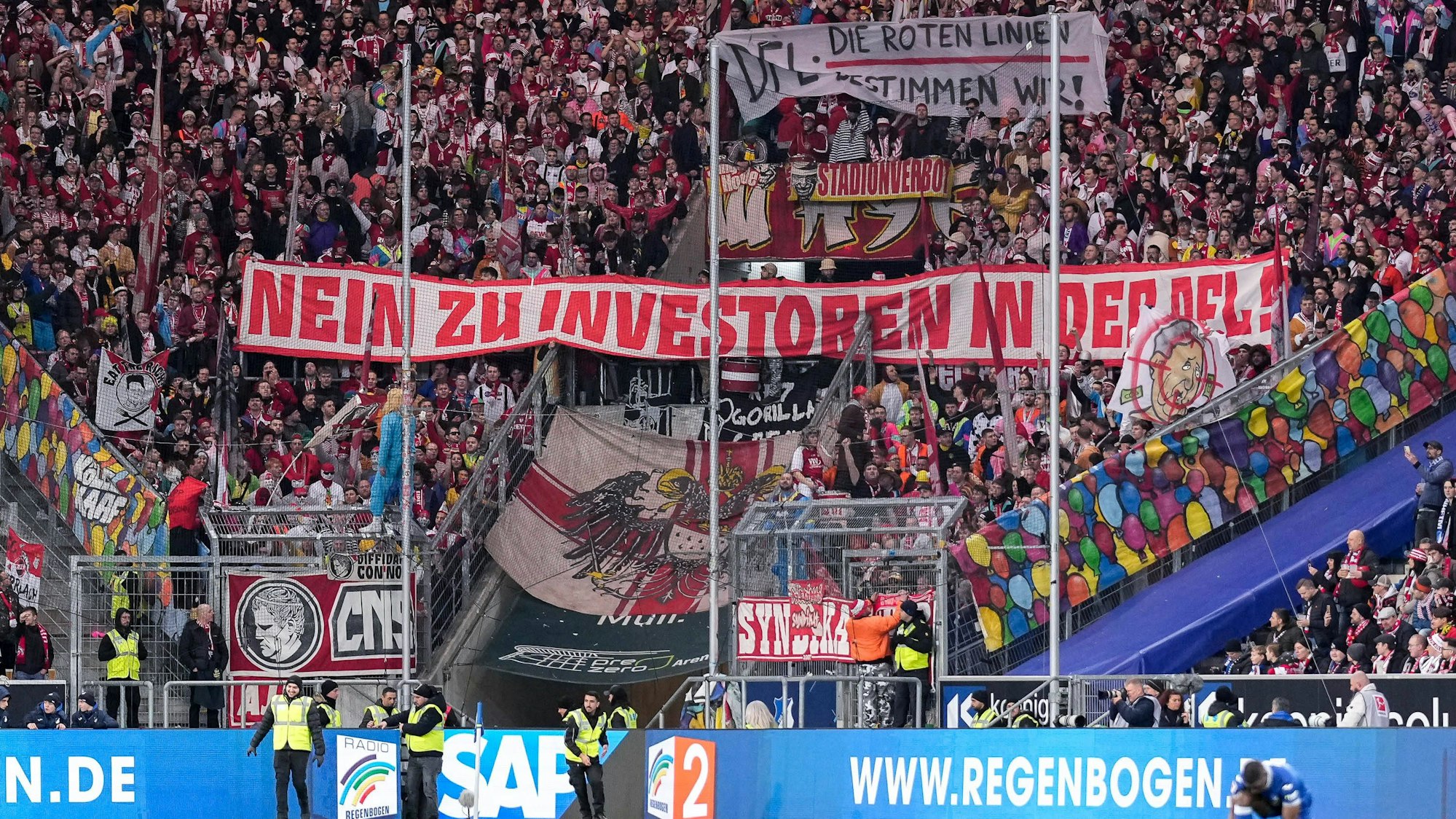 Fans des 1. FC Köln protestierten mit Bannern gegen den Einstieg von Investoren in der Deutschen Fußball-Liga. Nun hat der DFB eine Strafe ausgesprochen.
