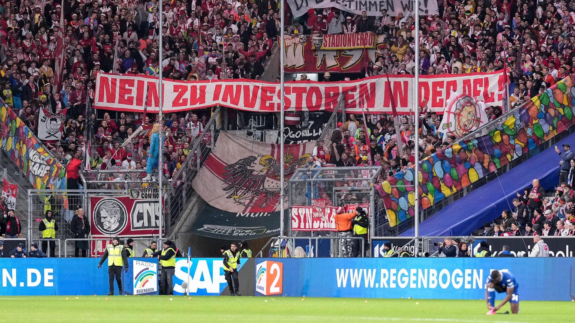 Proteste gegen den DFL: Anhänger des 1. FC Köln zeigen Banner gegen einen Investoreneinstieg, hier beim Auswärtsspiel gegen Hoffenheim.
