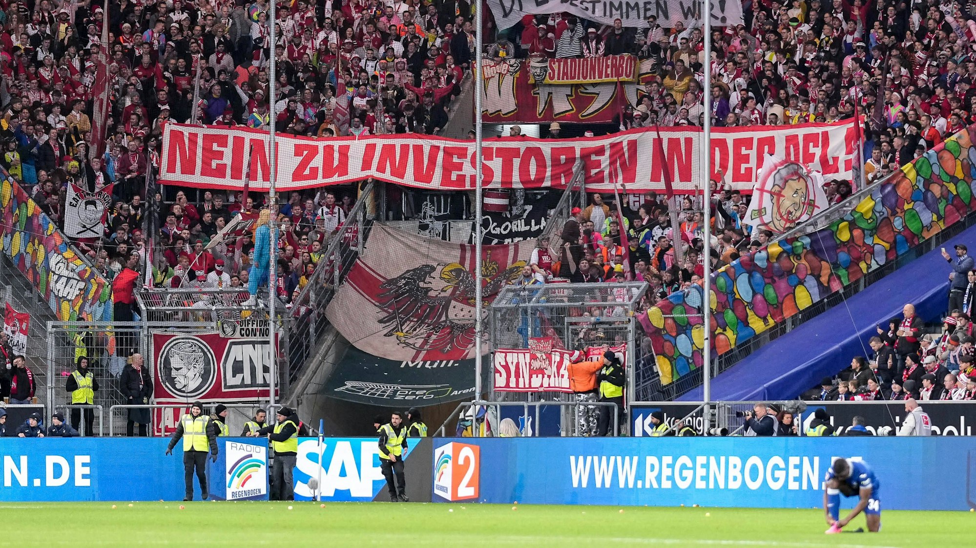 Proteste gegen den DFL: Anhänger des 1. FC Köln zeigen Banner gegen einen Investoreneinstieg, hier beim Auswärtsspiel gegen Hoffenheim.