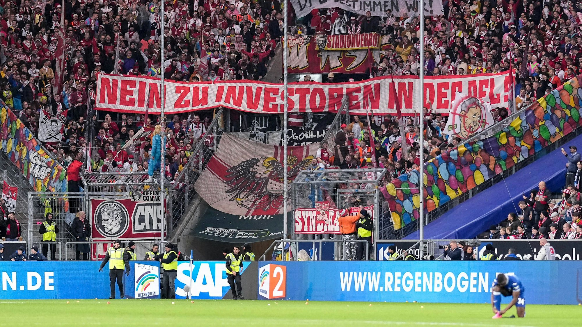 Proteste gegen den DFL: Anhänger des 1. FC Köln zeigen Banner gegen einen Investoreneinstieg, hier beim Auswärtsspiel gegen Hoffenheim.